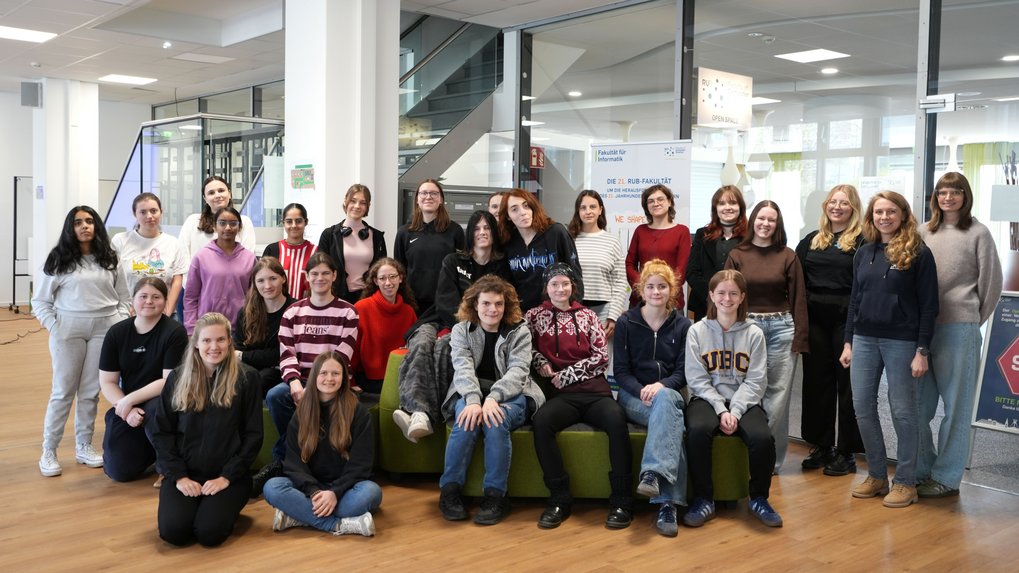 Schülerinnen und Studentinnen bei HiddenQuest Workshop