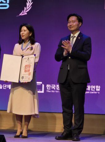Meeyoung Cha ausgezeichnet mit dem Verdienstorden für Wissenschaft und Technologie Meeyoung Cha ausgezeichnet mit dem Verdienstorden für Wissenschaft und Technologie
