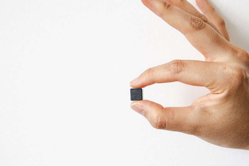 Kaum größer als ein Fingernagel: Dieser Chip ist wie ein winziger Computer. Aus dem schwarzen Gehäuse ragen 64 metallene Füßchen. Manche dieser Kontakte dienen etwa der Stromversorgung, die allermeisten aber der Ein- und Ausgabe von Befehlen und Signalen. Dieser Chip ist wie ein winziger Computer.