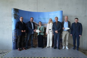 Vertreter*innen der Max-Planck-Gesellschaft, des Landes Nordrhein-Westfalen, der Stadt Bochum sowie des Architektenteams feierten gemeinsam mit den Bauarbeiter*innen und den Mitarbeiter*innen des Instituts den Fortschritt des Projekts. Vertreter*innen der Max-Planck-Gesellschaft, des Landes Nordrhein-Westfalen, der Stadt Bochum sowie des Architektenteams feierten gemeinsam mit den Bauarbeiter*innen und den Mitarbeiter*innen des Instituts den Fortschritt des Projekts.