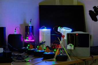 Lautsprecher unter Beobachtung: Forschende der Ruhr-Universität Bochum und des Max-Planck-Instituts für Cybersicherheit und Schutz der Privatsphäre haben untersucht, welche Wörter die Sprachassistenten der großen Hersteller von vernetzten Lautsprechern aktivieren. Demnach springen sie bei deutlich mehr Lautfolgen an, als gewünscht. Lautsprecher unter Beobachtung: Forschende der Ruhr-Universität Bochum und des Max-Planck-Instituts für Cybersicherheit und Schutz der Privatsphäre haben untersucht, welche Wörter die Sprachassistenten der großen Hersteller von vernetzten Lautsprechern aktivieren. Demnach springen sie bei deutlich mehr Lautfolgen an, als gewünscht.