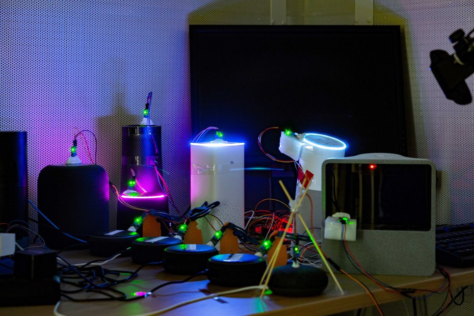 Lautsprecher unter Beobachtung: Forschende der Ruhr-Universität Bochum und des Max-Planck-Instituts für Cybersicherheit und Schutz der Privatsphäre haben untersucht, welche Wörter die Sprachassistenten der großen Hersteller von vernetzten Lautsprechern aktivieren. Demnach springen sie bei deutlich mehr Lautfolgen an, als gewünscht.