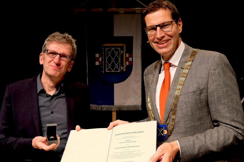 Lord Mayor Thomas Eiskirch (right) presents the Ring of Honour to Christof Paar. Lord Mayor Thomas Eiskirch (right) presents the Ring of Honour to Christof Paar.