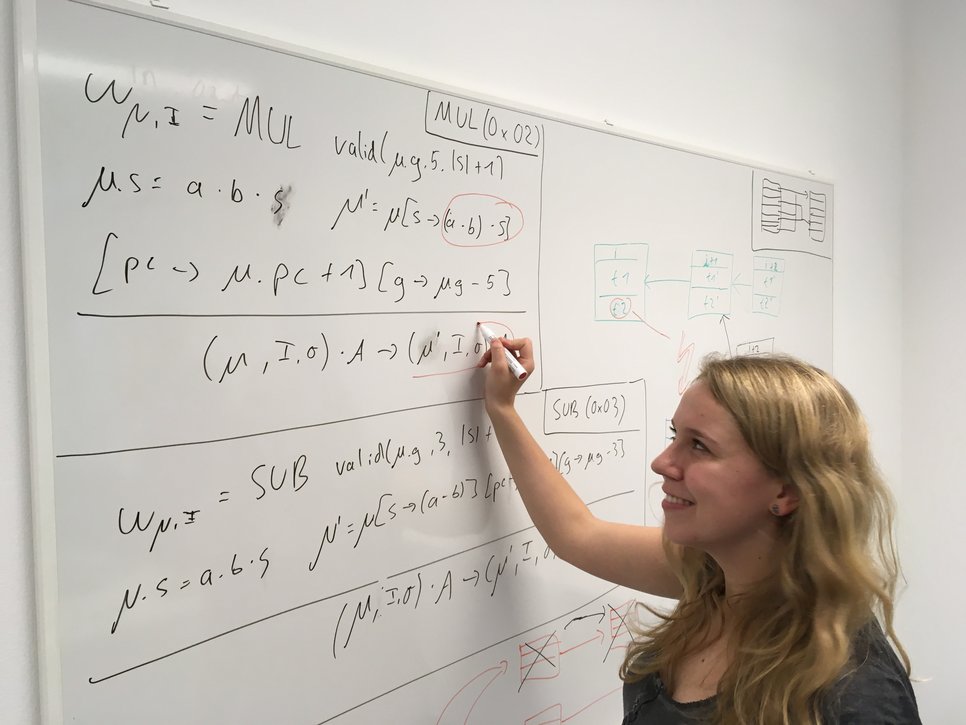 Clara Schneidewind leitet die Heinz-Nixdorf-Forschungsgruppe für Kryptowährungen und Smart Contracts. Anfangs reizte sie an der Blockchain-Technik vor allem die mathematische Herausforderung, inzwischen motiviert die Informatikerin auch die wirtschaftliche und gesellschaftliche Relevanz des Themas.