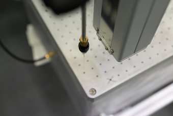 Ein Hochpräsitionsroboter führt die Nadel durch Löcher im Gehäuse in den Computer ein. Damit das funktioniert, mussten die Forscher dem Roboter erst einmal beibringen, wo sich die Löcher überhaupt befinden – in den ersten Anläufen gingen einige Nadeln kaputt. Ein Hochpräsitionsroboter führt die Nadel durch Löcher im Gehäuse in den Computer ein. Damit das funktioniert, mussten die Forscher dem Roboter erst einmal beibringen, wo sich die Löcher überhaupt befinden – in den ersten Anläufen gingen einige Nadeln kaputt.