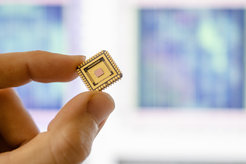 For their project, the researchers took thousands of microscopic images of microchips. Pictured here is such a chip in a golden chip package. The chip area that was inspected only measures about two square millimetres.