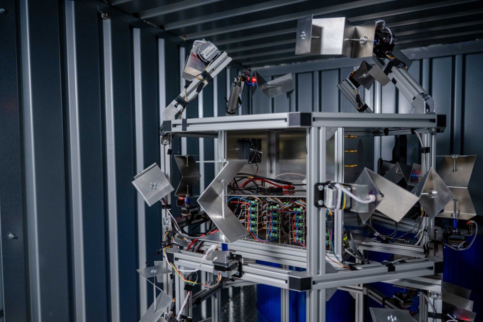 Um eine ausreichende Sicherheit zu gewährleisten, müssen mehrere Spiegel vorhanden sein. Die Forschenden nutzten für ihre Arbeiten 20 Stück.