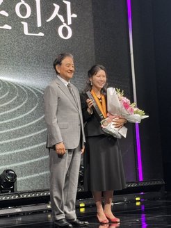 Director Meeyoung Cha and the chairman of JoongAng Holdings Seok-hyun Hong at the Hong Jin-Ki Creator Award ceremony