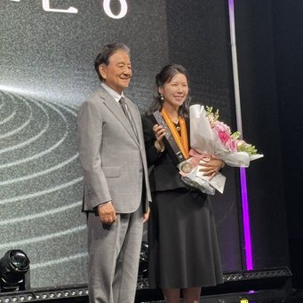 Direktorin Meeyoung Cha und der Vorsitzende von JoongAng Holdings Seok-hyun Hong bei der Verleihung des Hong Jin-Ki Creator Award Direktorin Meeyoung Cha und der Vorsitzende von JoongAng Holdings Seok-hyun Hong bei der Verleihung des Hong Jin-Ki Creator Award