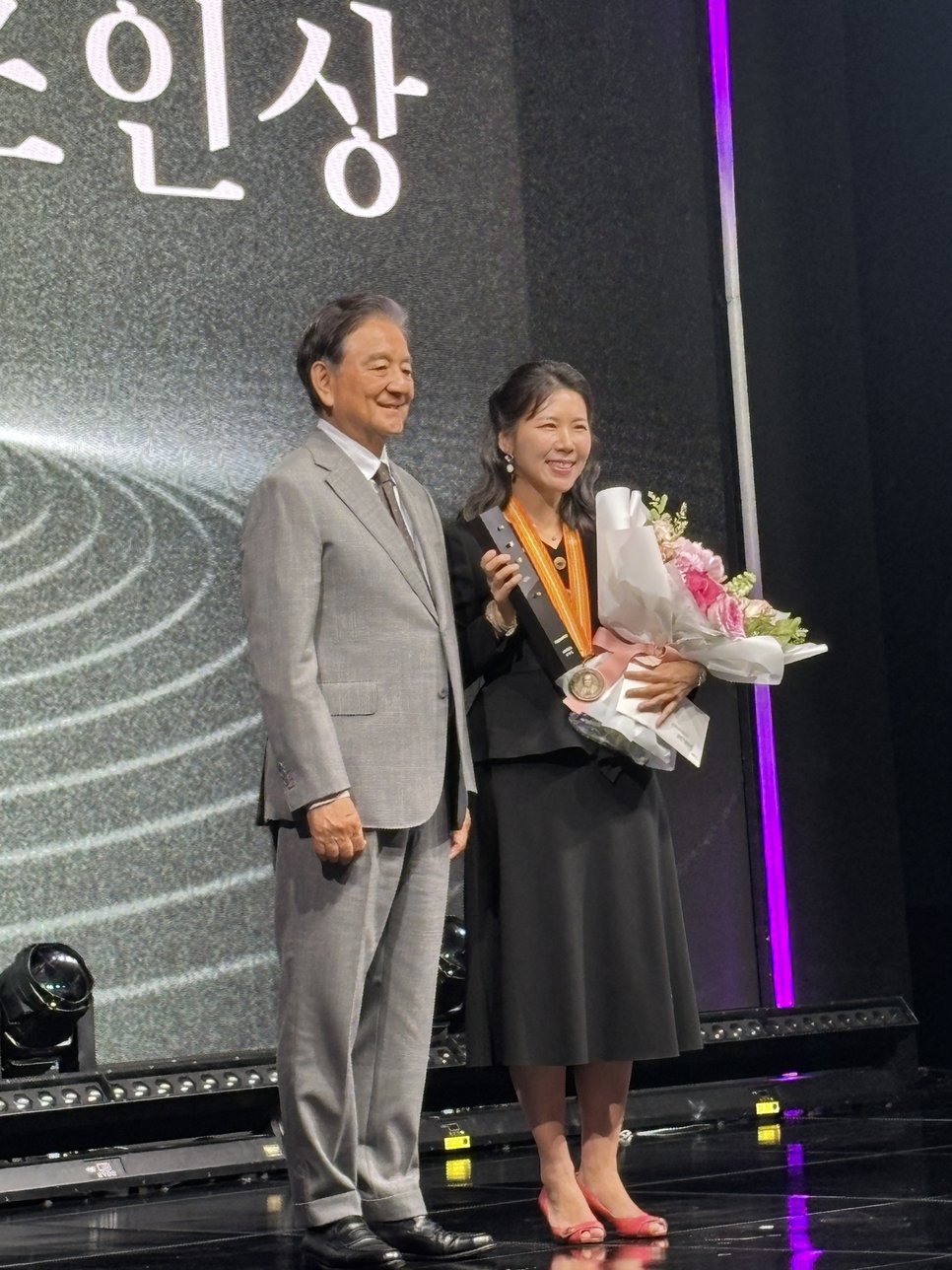Direktorin Meeyoung Cha und der Vorsitzende von JoongAng Holdings Seok-hyun Hong bei der Verleihung des Hong Jin-Ki Creator Award