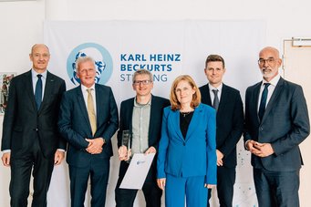 Von links nach rechts: Dr. Roland Busch (Vorstandsvorsitzender Siemens), Prof. Tobias Beckurts, Prof. Christof Paar, Prof. Sibylle Günter (Wissenschaftliche Direktorin MPI für Plasmaphysik),Daniel Beckurts, Prof. Christian Stegmann From left to right: Dr. Roland Busch (Vorstandsvorsitzender Siemens), Prof. Tobias Beckurts, Prof. Christof Paar, Prof. Sibylle Günter (Wissenschaftliche Direktorin MPI für Plasmaphysik),
Daniel Beckurts, Prof. Christian Stegmann